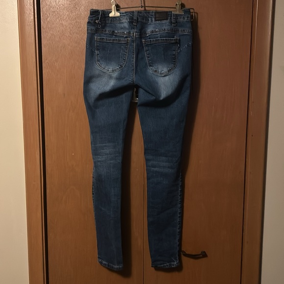 Blue notes Curvy/Skinny Belt loop was like that when purchased can be fixed - Picture 2 of 7